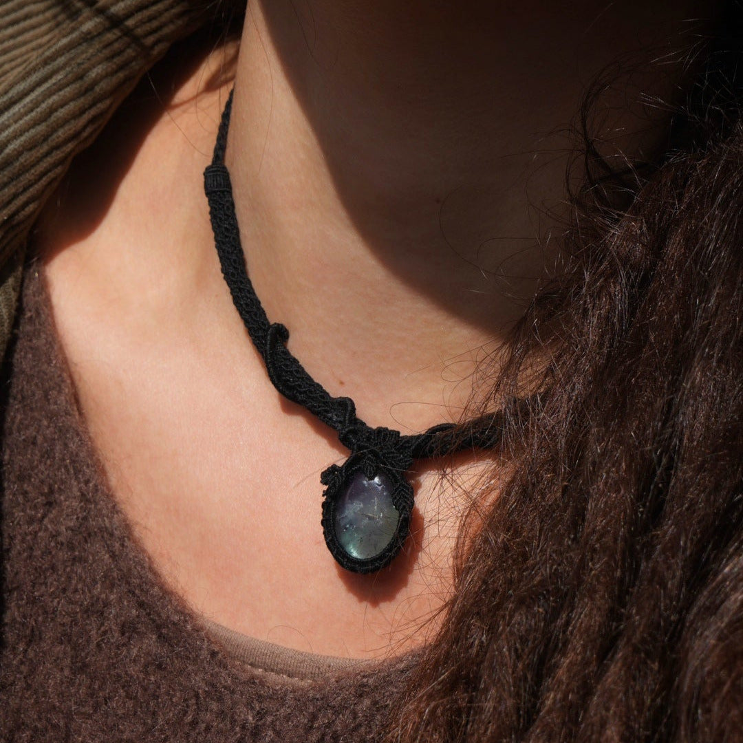 Collier elfique sombre avec pierre naturelle vert d’eau, coton et astrance