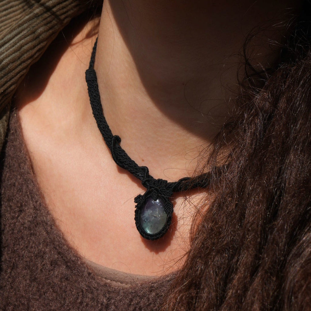 Collier elfique sombre avec pierre naturelle vert d’eau, coton et astrance