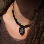 Collier elfique sombre avec pierre naturelle vert d’eau, coton et astrance