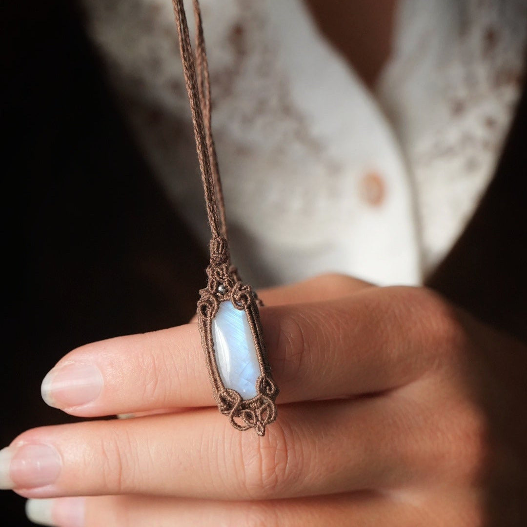 Gros plan sur la labradorite blanche et perle argentée Coton et Astrance