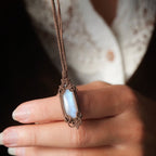 Gros plan sur la labradorite blanche et perle argentée Coton et Astrance