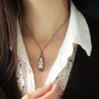 Collier elfique micro macramé labradorite porté Coton et Astrance