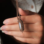 Détail des motifs arabesques et feuilles sur toutes les faces Coton et Astrance