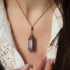 Collier elfique micro macramé labradorite porté Coton et Astrance