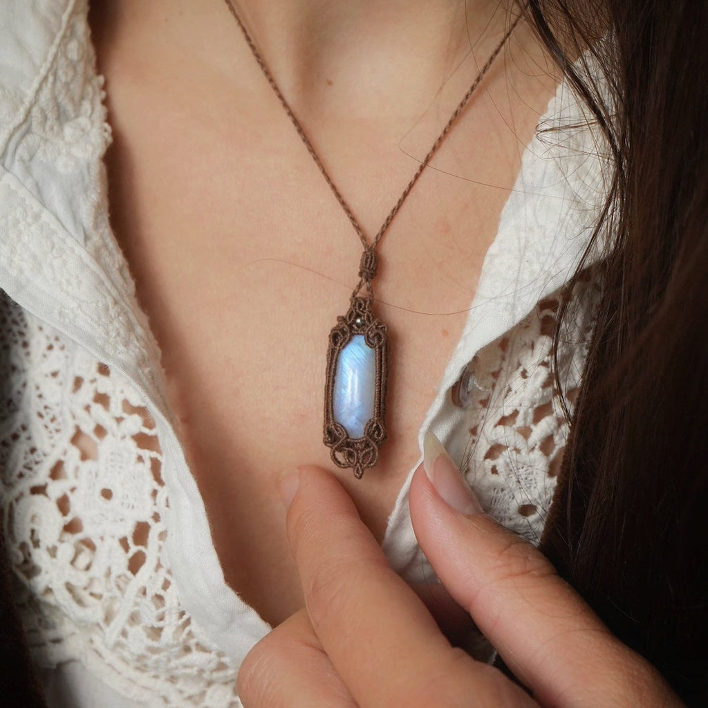 Collier elfique micro macramé labradorite porté Coton et Astrance