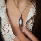 Collier elfique micro macramé labradorite porté Coton et Astrance