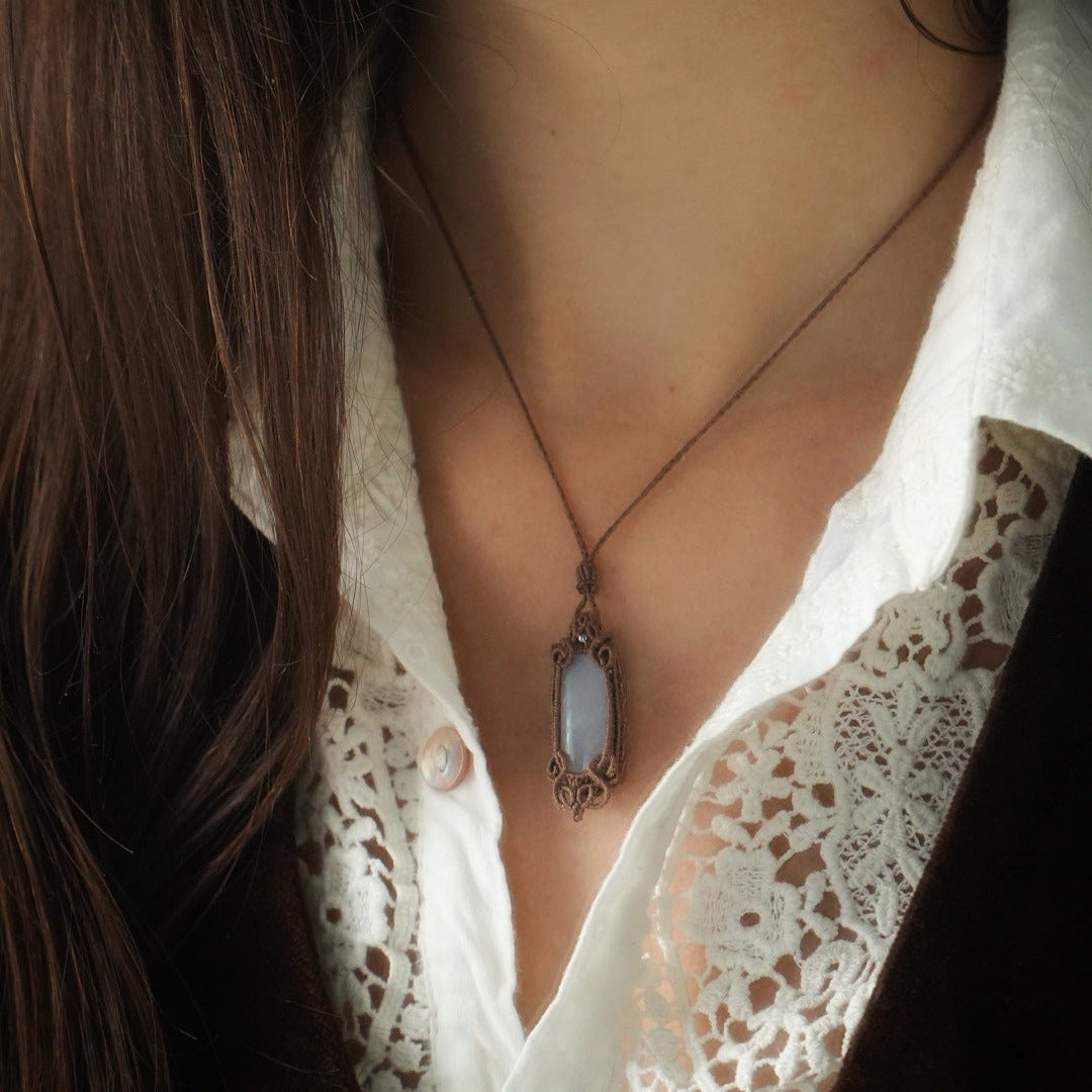 Collier elfique micro macramé labradorite porté Coton et Astrance