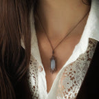 Collier elfique micro macramé labradorite porté Coton et Astrance