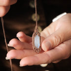 Gros plan sur la labradorite blanche et perle argentée Coton et Astrance