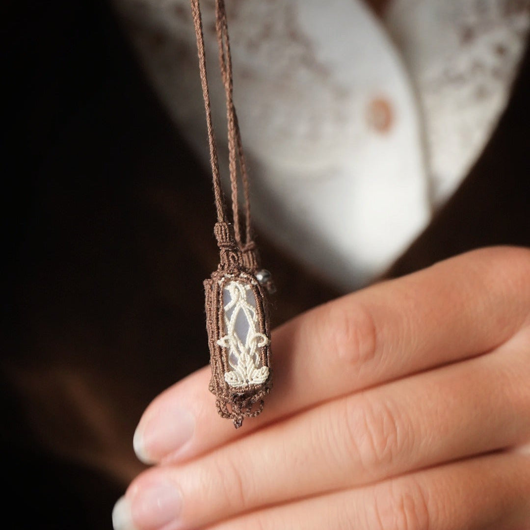 Détail des motifs arabesques et feuilles sur toutes les faces Coton et Astrance