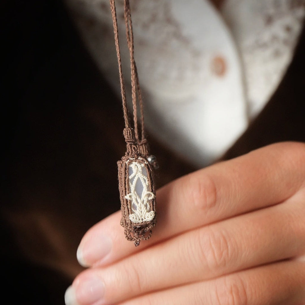 Détail des motifs arabesques et feuilles sur toutes les faces Coton et Astrance