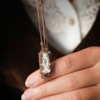 Détail des motifs arabesques et feuilles sur toutes les faces Coton et Astrance