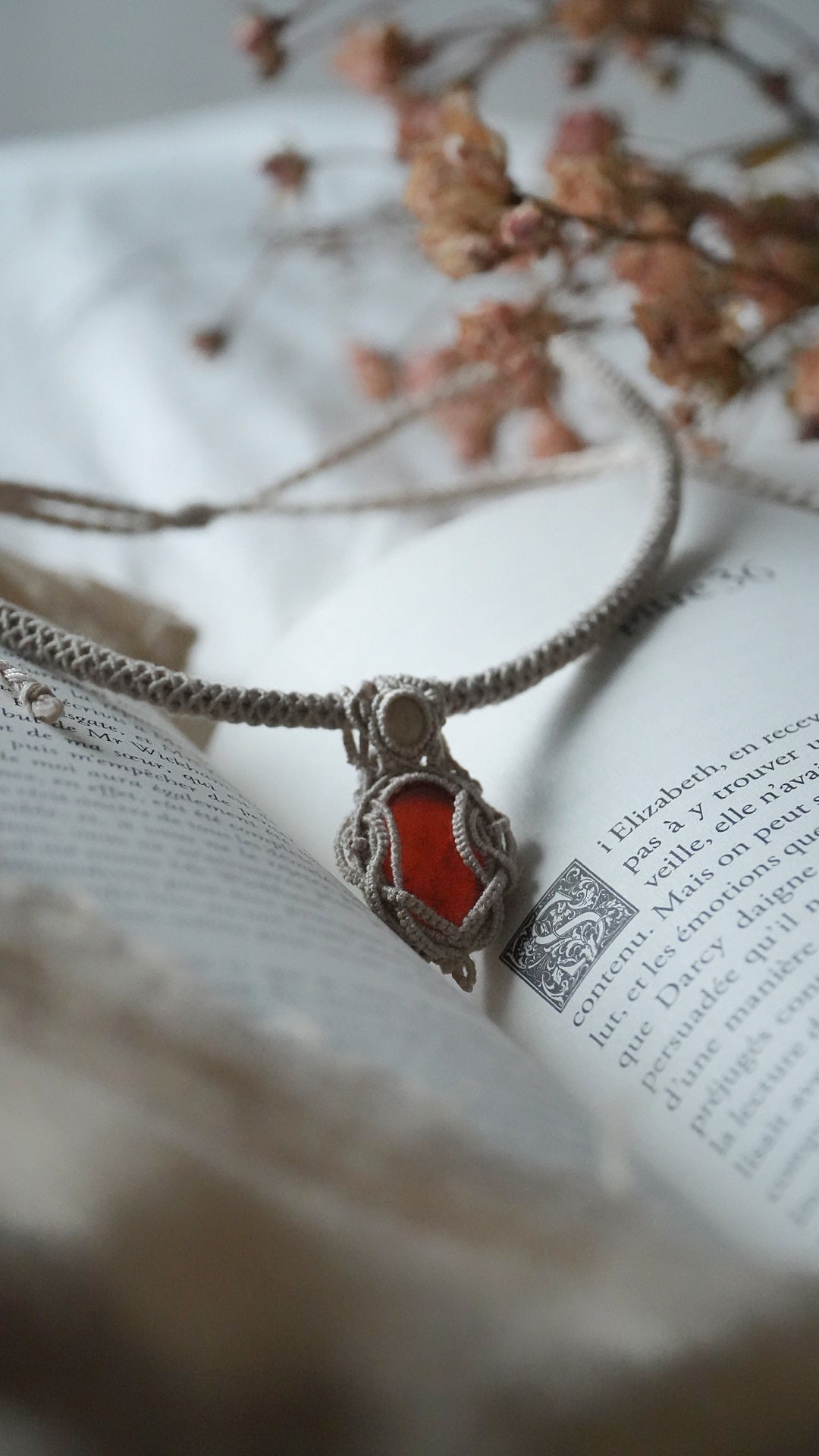 Collier micro macramé tubulaire grenat hessonite et opale éthiopienne - Coton & Astrance