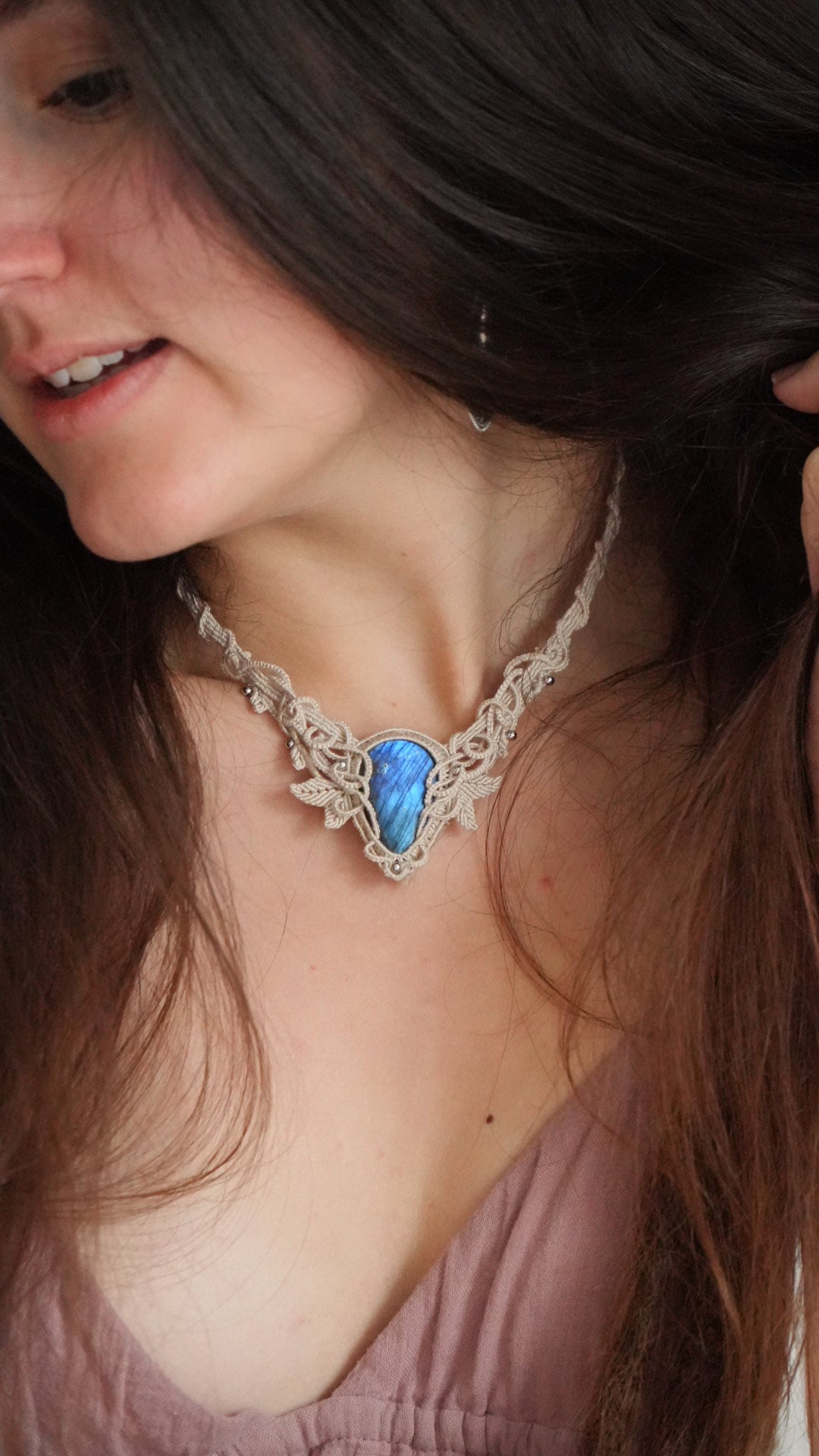Collier plastron elfique en labradorite bleue micro macramé Coton et Astrance