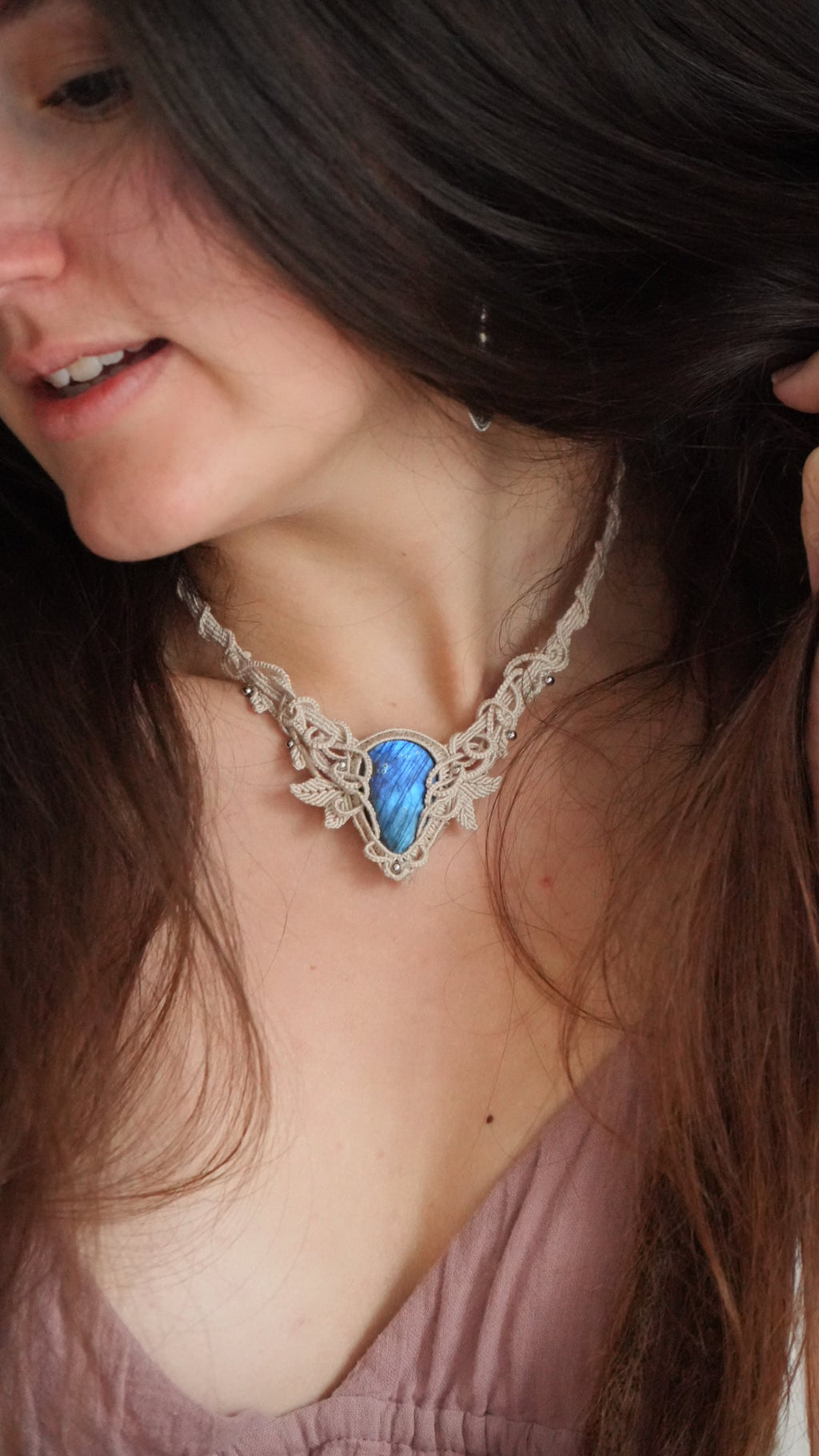 Collier plastron elfique en labradorite bleue micro macramé Coton et Astrance