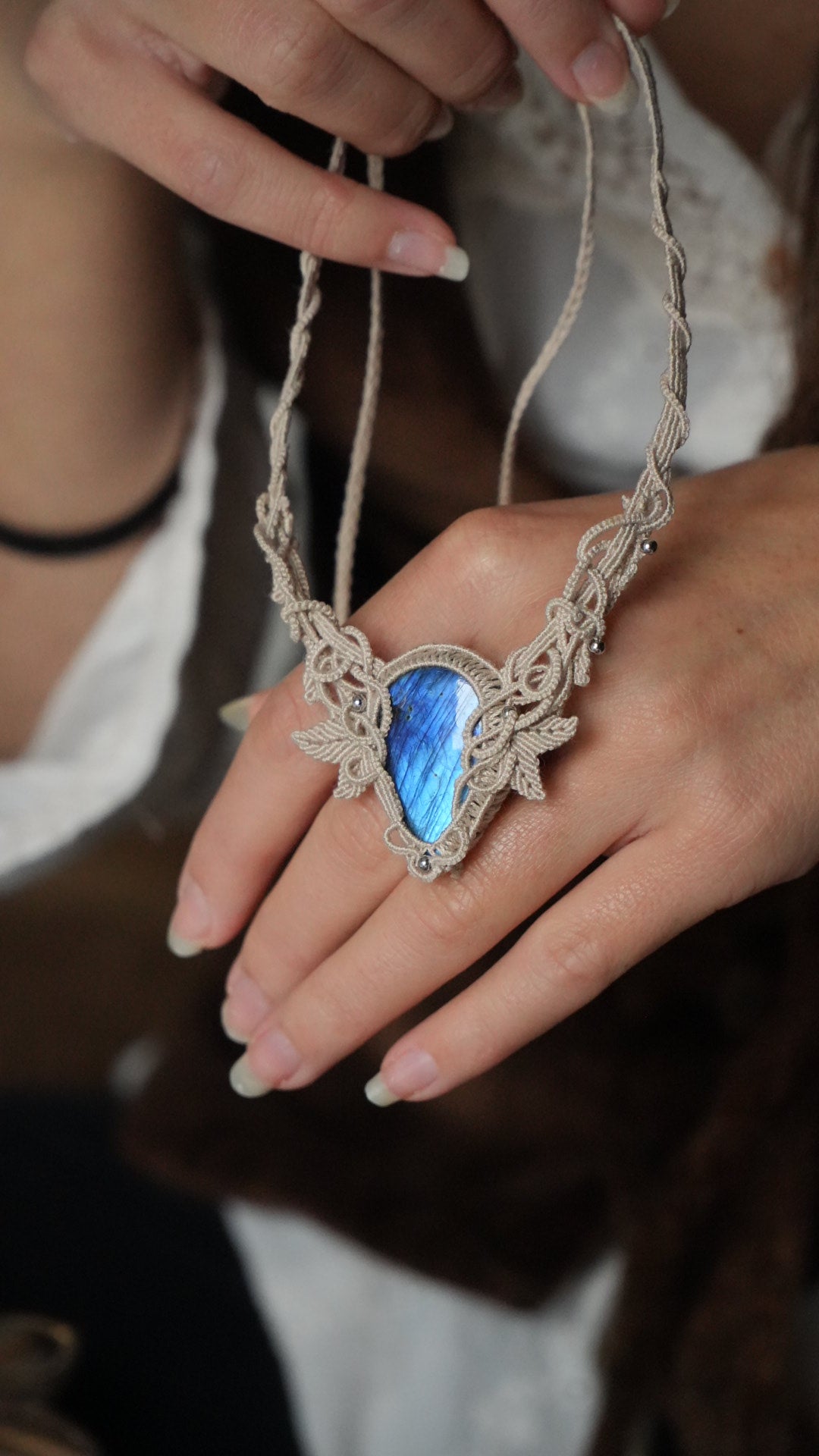 Collier plastron elfique en labradorite bleue micro macramé Coton et Astrance