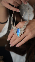 Collier plastron elfique en labradorite bleue micro macramé Coton et Astrance