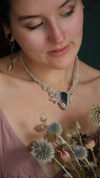 Collier plastron elfique en labradorite bleue micro macramé Coton et Astrance