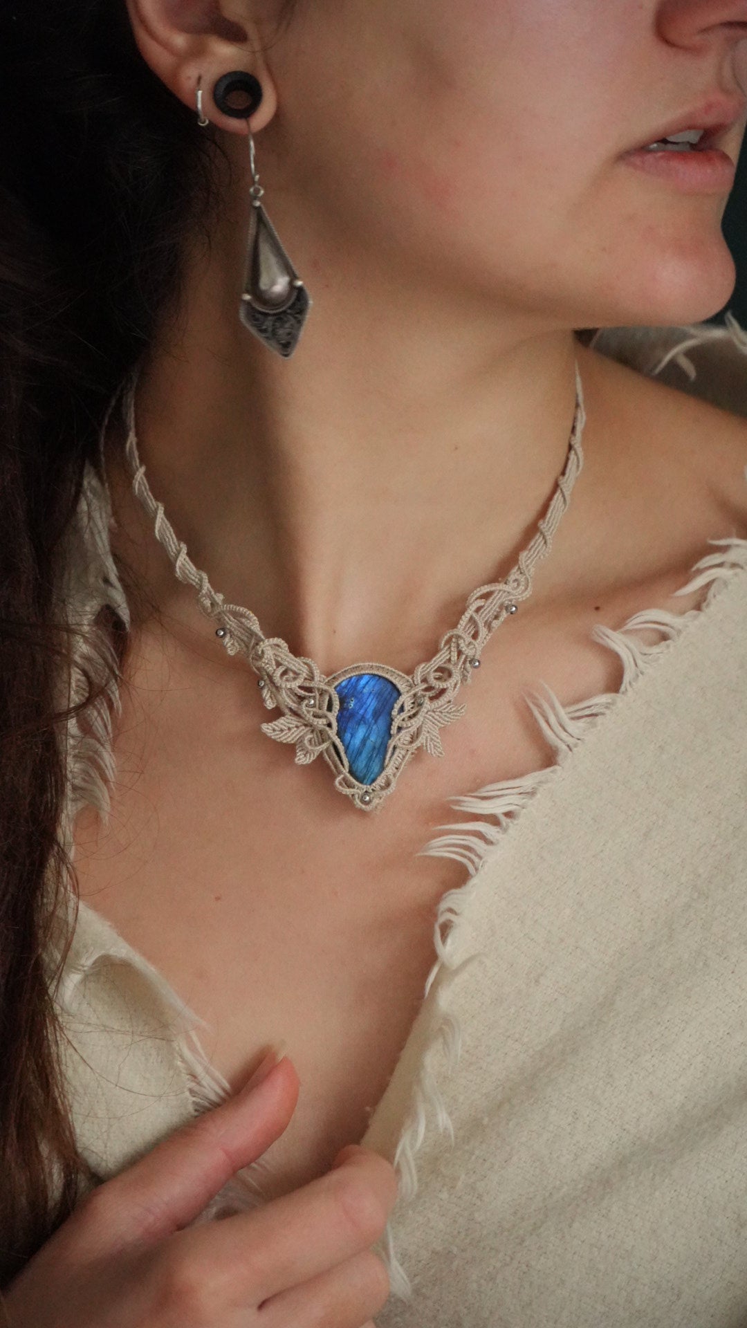 Collier plastron elfique en labradorite bleue micro macramé Coton et Astrance