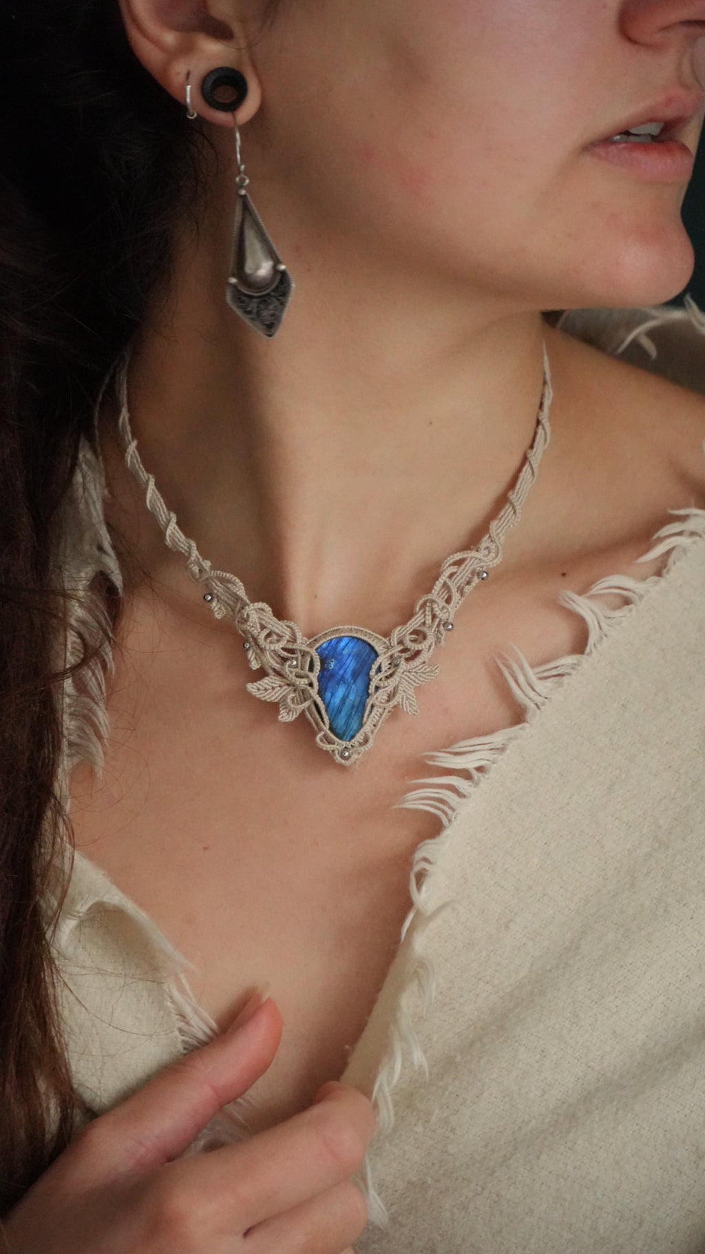 Collier plastron elfique en labradorite bleue micro macramé Coton et Astrance