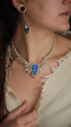 Collier plastron elfique en labradorite bleue micro macramé Coton et Astrance
