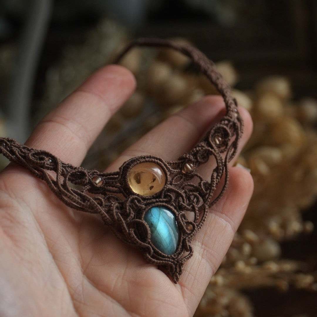 Détail pierre citrine miel et labradorite reflet bleu glacier - Coton et Astrance