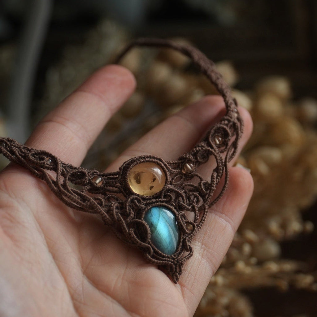 Détail pierre citrine miel et labradorite reflet bleu glacier - Coton et Astrance