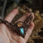 Détail pierre citrine miel et labradorite reflet bleu glacier - Coton et Astrance