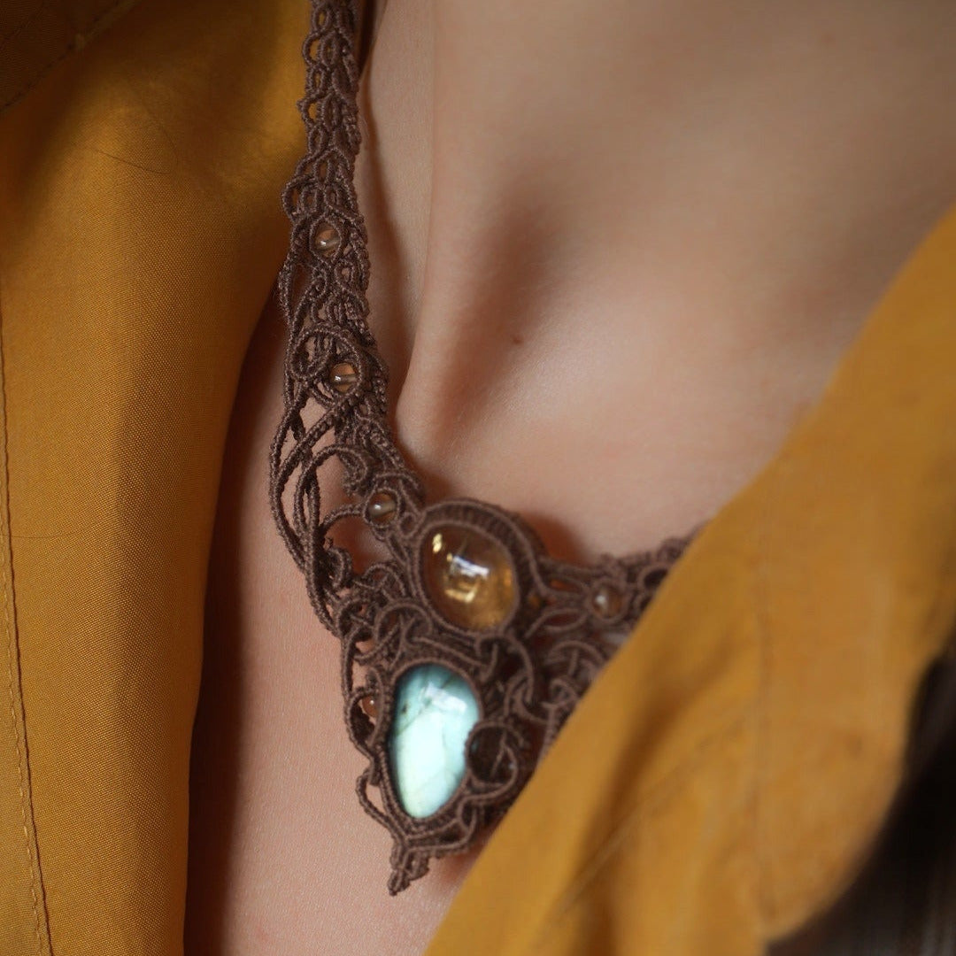 Détail pierre citrine miel et labradorite reflet bleu glacier - Coton et Astrance