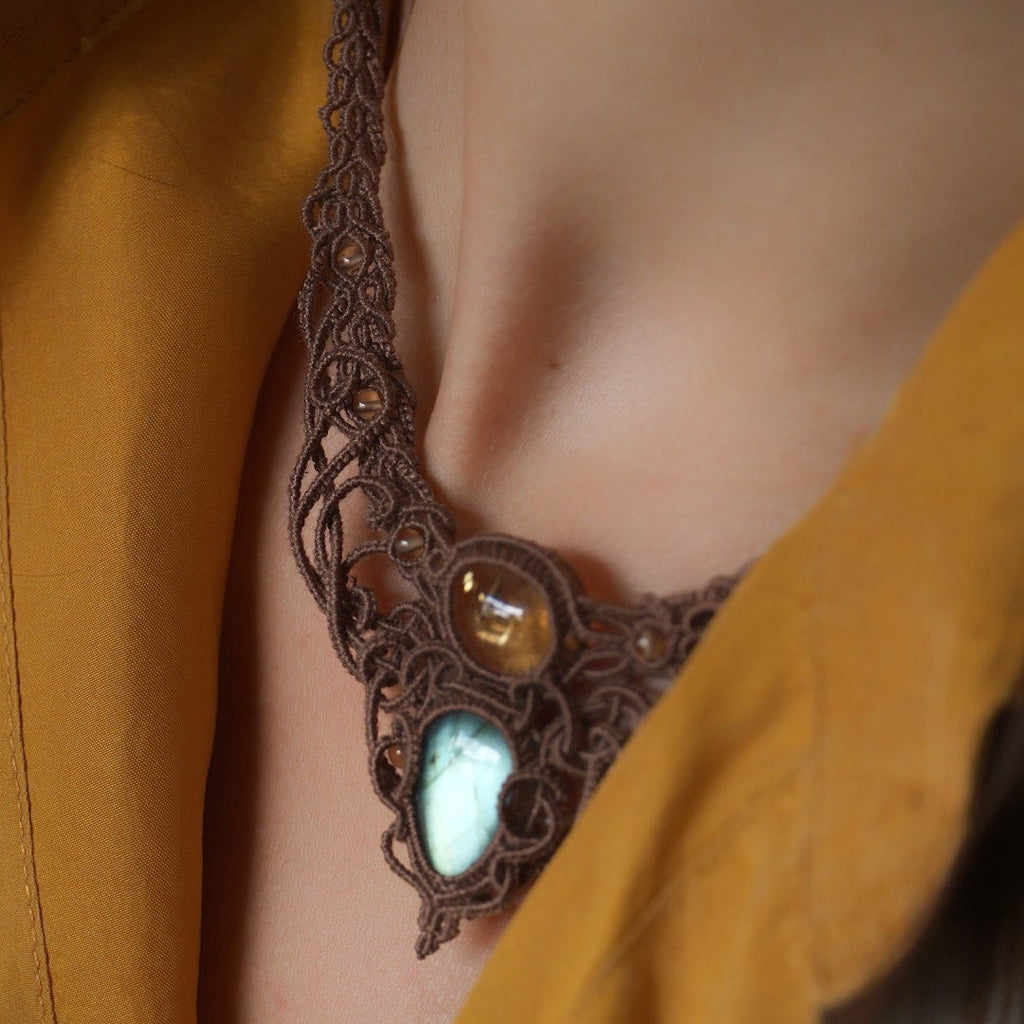 Détail pierre citrine miel et labradorite reflet bleu glacier - Coton et Astrance