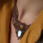 Détail pierre citrine miel et labradorite reflet bleu glacier - Coton et Astrance