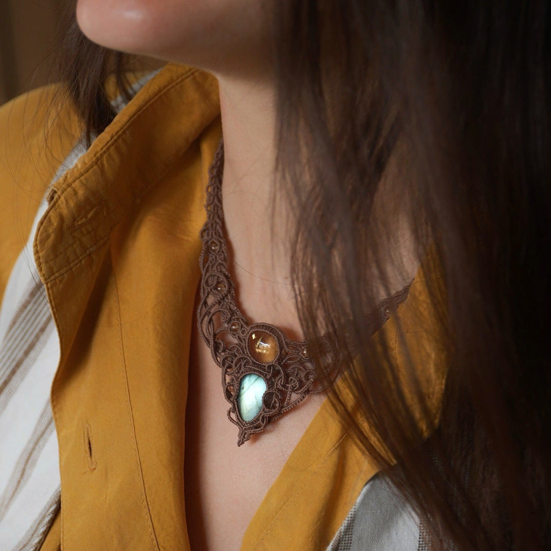 Collier elfique en macramé marron jaune bleu avec citrine et labradorite - Coton et Astrance