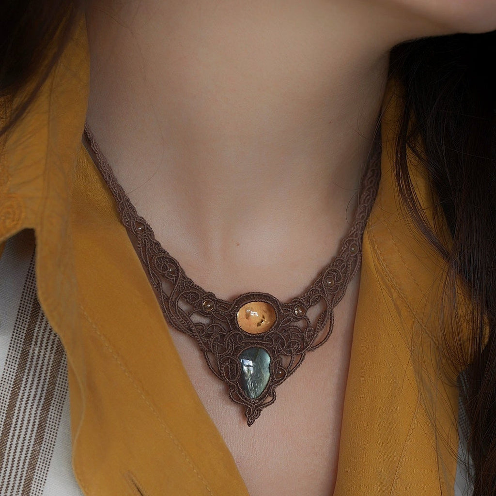 Collier fantasy tissé artisanalement avec arabesques elfiques - Coton et Astrance