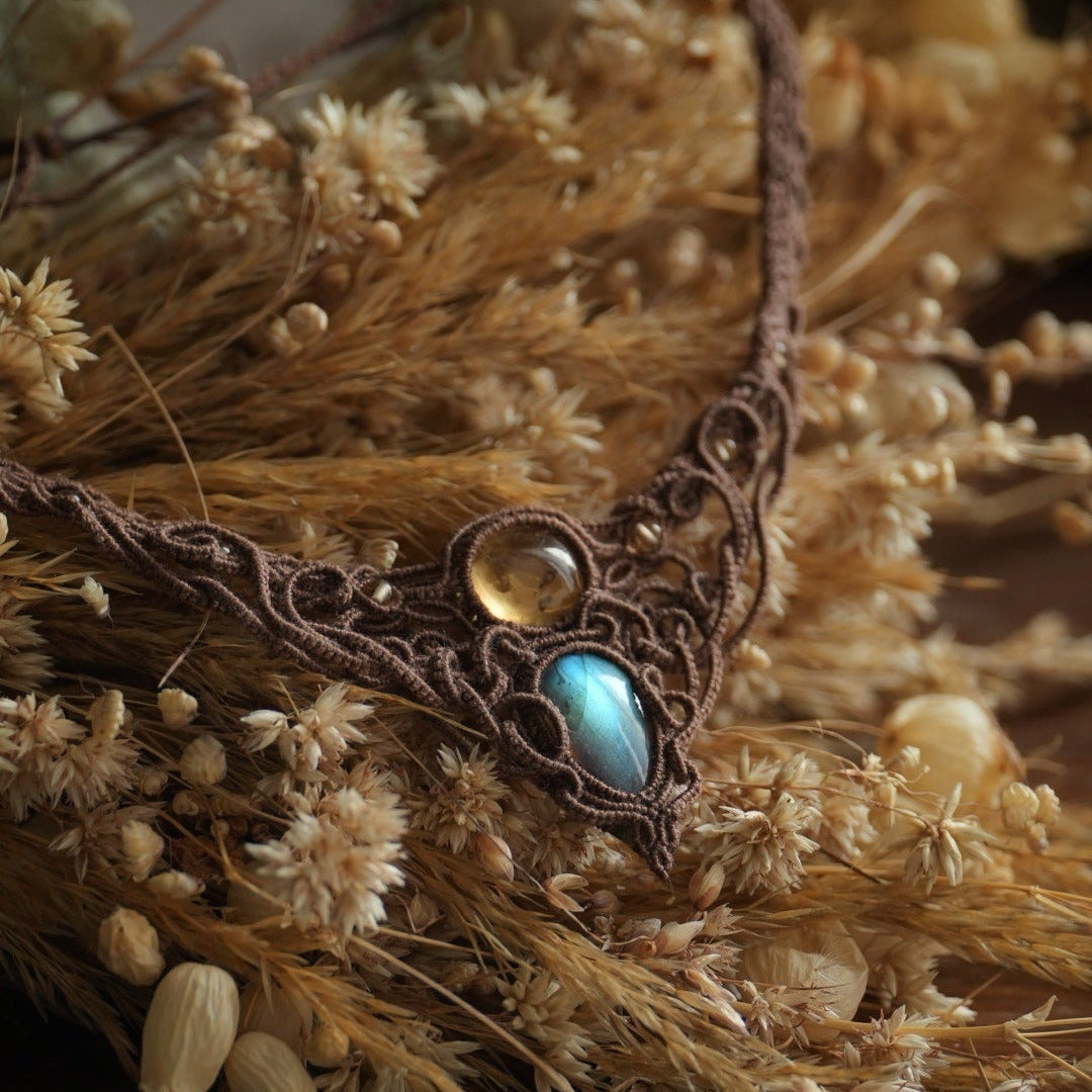 Zoom sertissage macramé pierre naturelle bleu ciel et perles citrine - Coton et Astrance