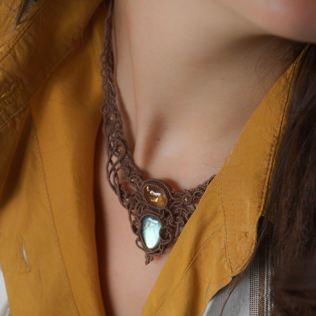 Collier fantasy tissé artisanalement avec arabesques elfiques - Coton et Astrance