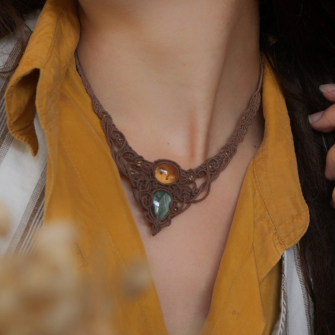 Collier elfique en macramé marron jaune bleu avec citrine et labradorite - Coton et Astrance