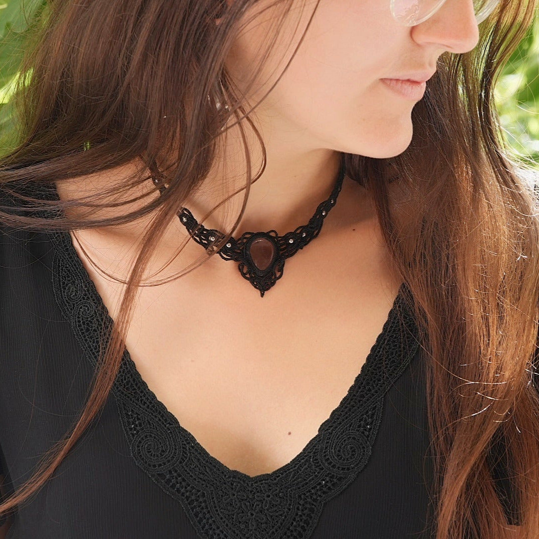Bijou elfique artisanal en pierre translucide rare et coton noir