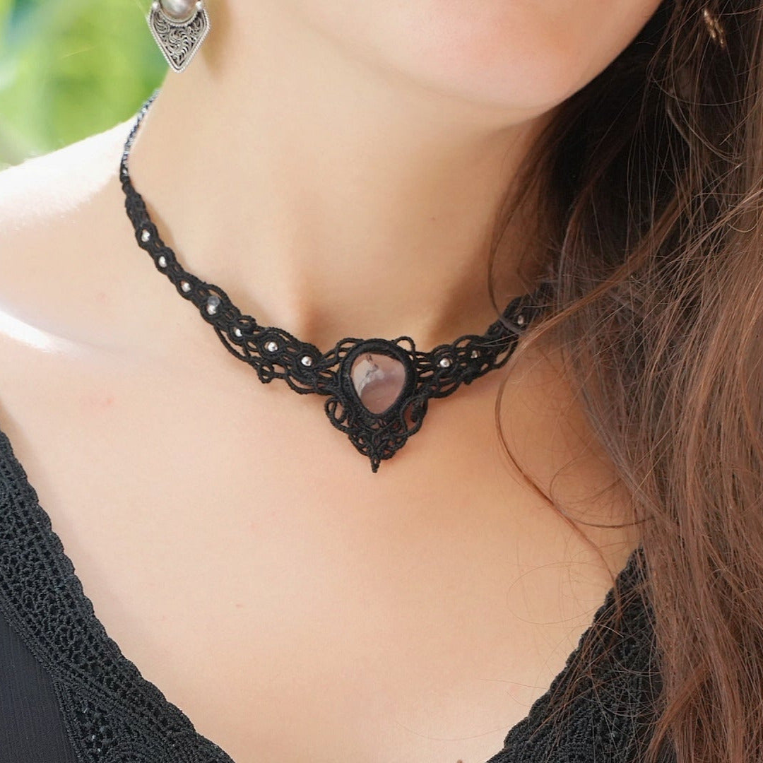 Collier plastron médiéval gothique avec arabesques tissées
