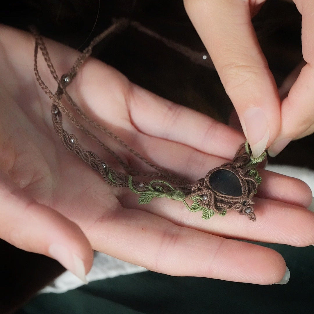 Gros plan sur la fluorite et les perles argentées - Coton et Astrance