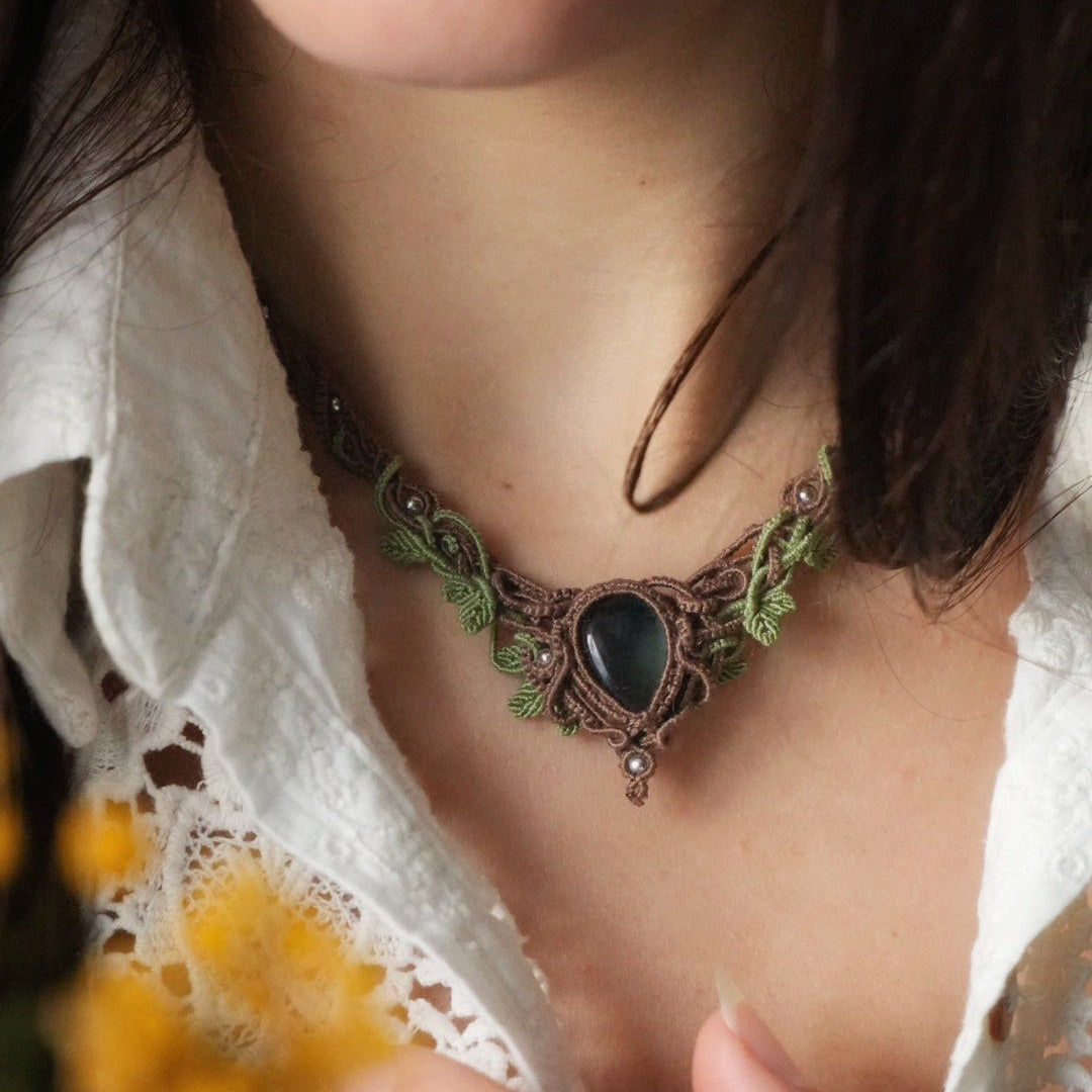 Collier ras-de-cou micro macramé bleu-vert porté - Coton et Astrance