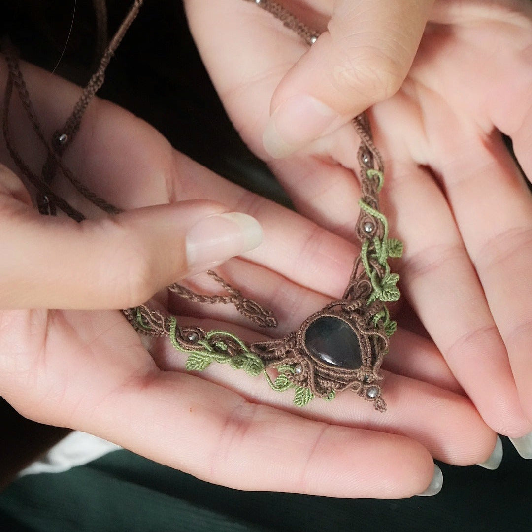 Gros plan sur la fluorite et les perles argentées - Coton et Astrance