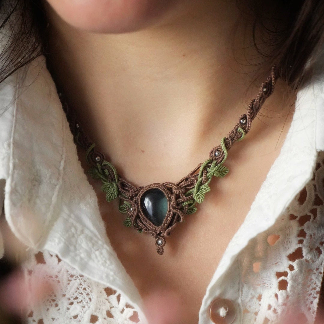 Collier ras-de-cou micro macramé bleu-vert porté - Coton et Astrance