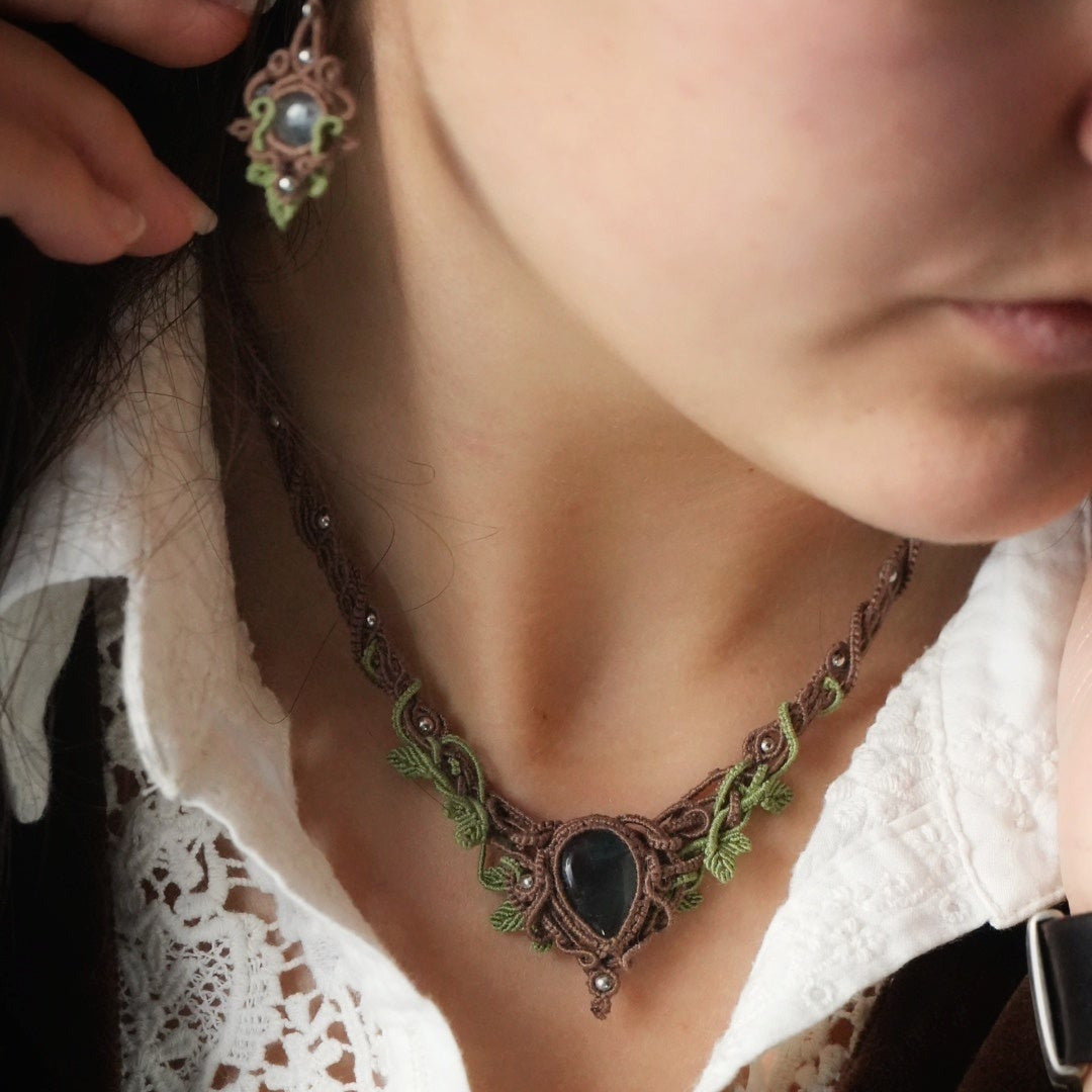 Parure boucles et Collier ras-de-cou micro macramé bleu-vert porté