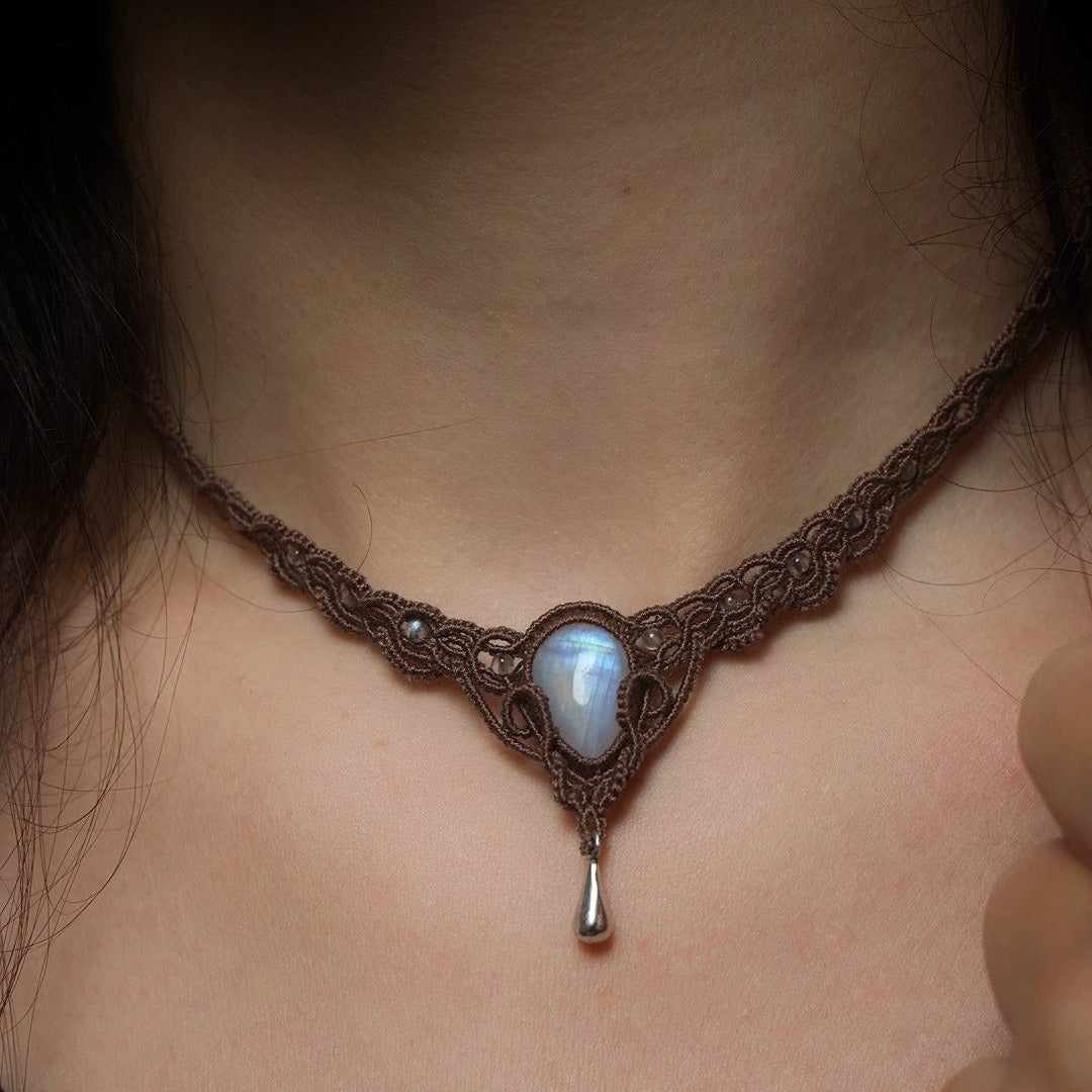 Collier ras de cou V labradorite blanche micro macramé — Coton et Astrance