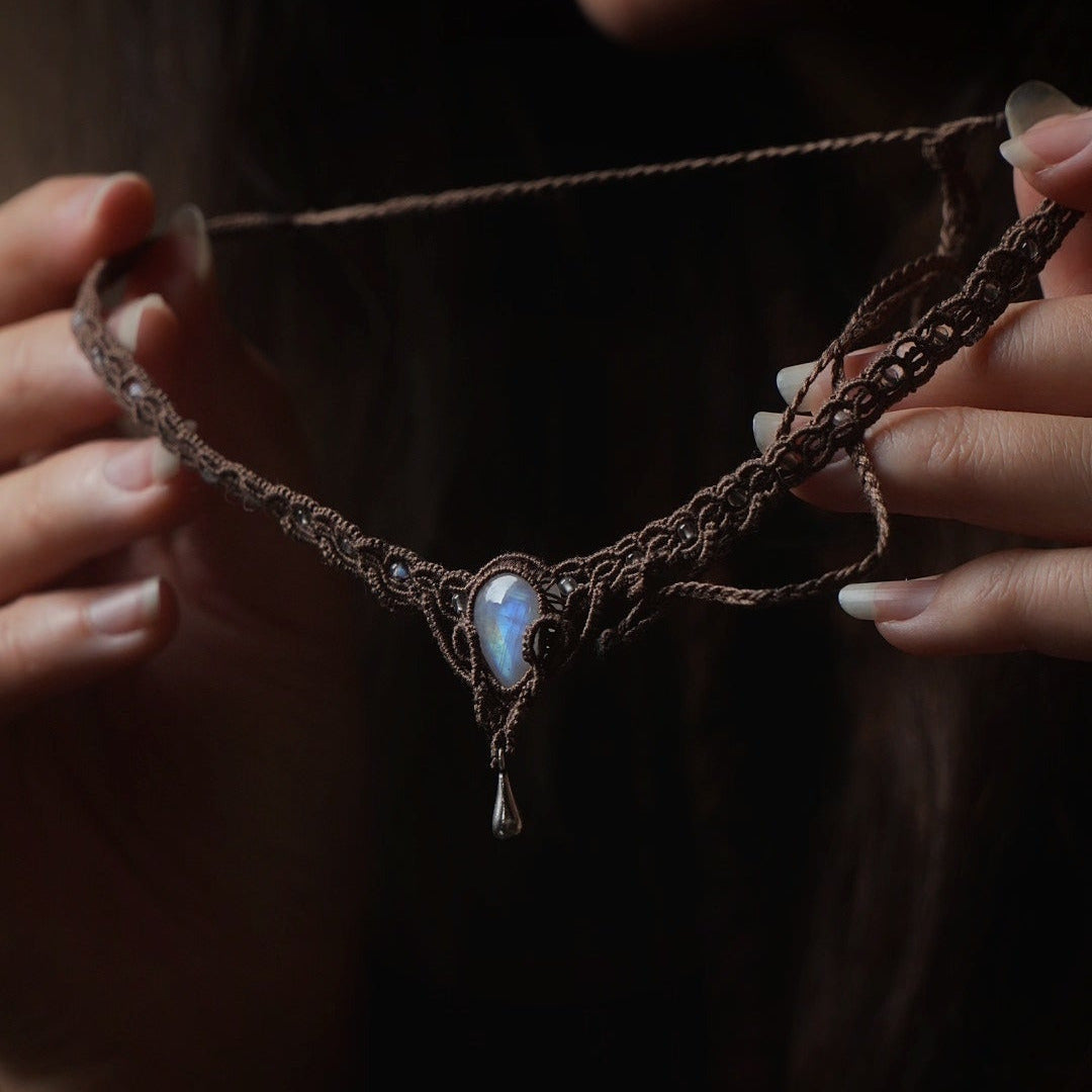 Collier ras de cou V labradorite blanche micro macramé — Coton et Astrance