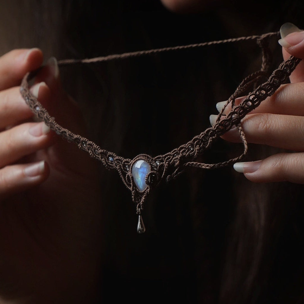 Collier ras de cou V labradorite blanche micro macramé — Coton et Astrance