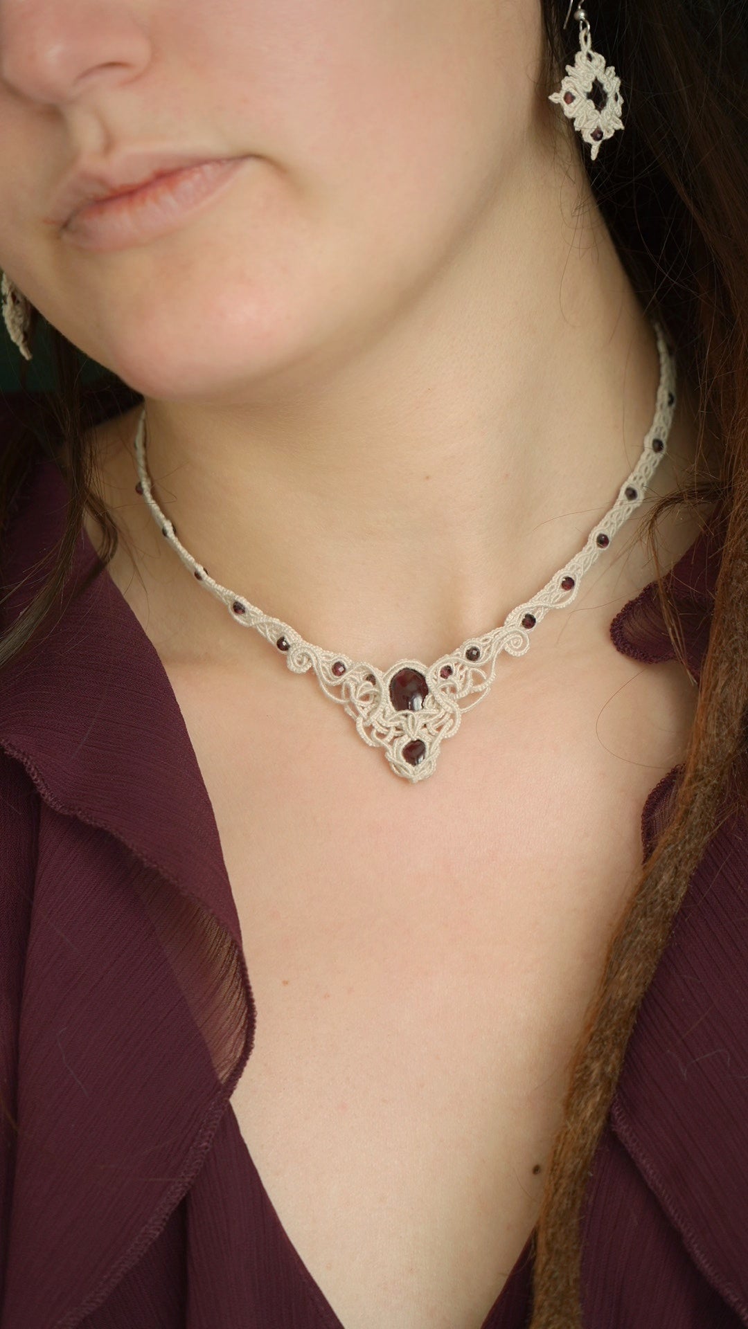 Collier ras de cou elfe en grenat rouge micro macramé dentelle – Coton et Astrance, 