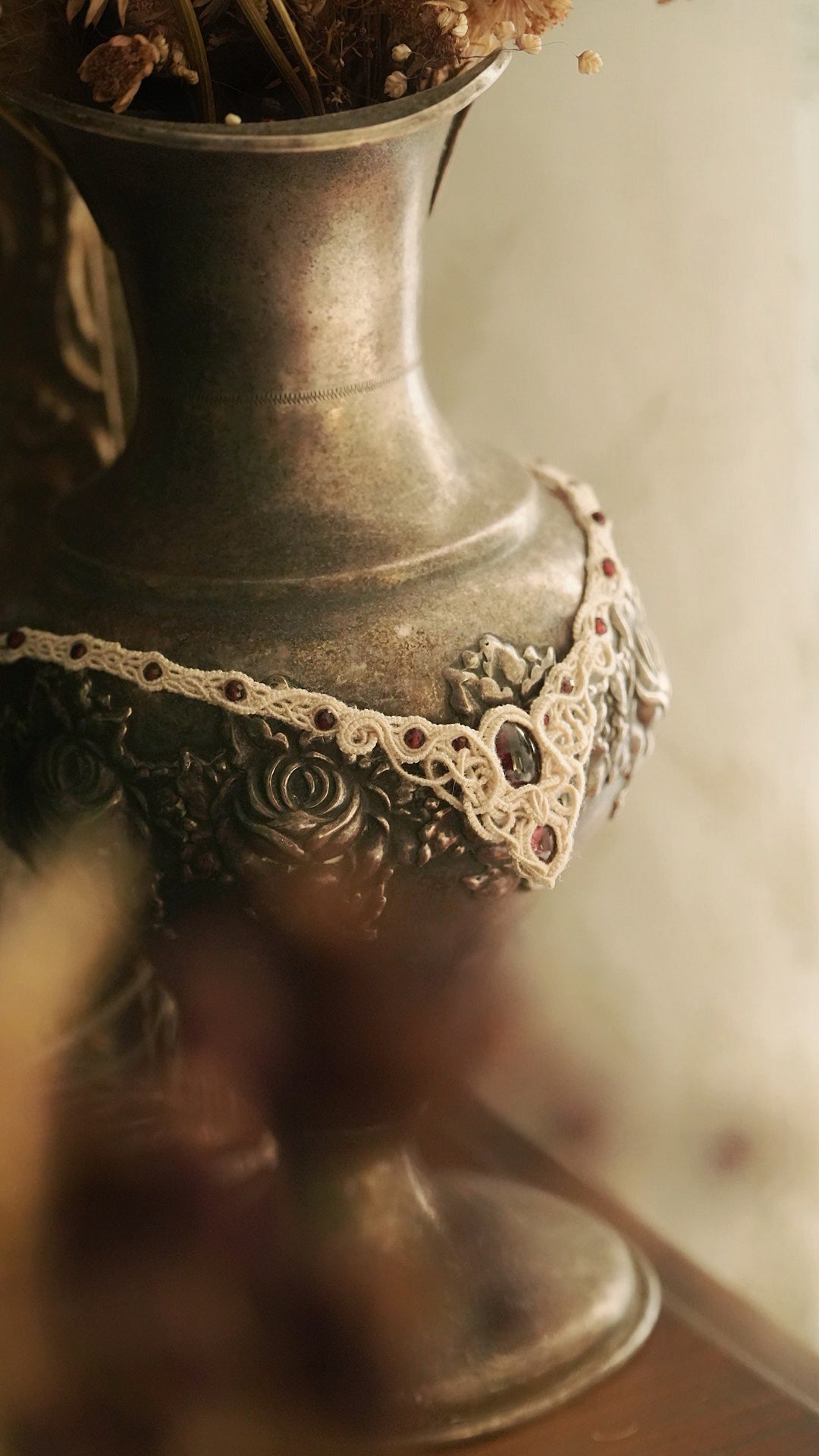 Collier ras de cou elfe en grenat rouge micro macramé dentelle – Coton et Astrance, 