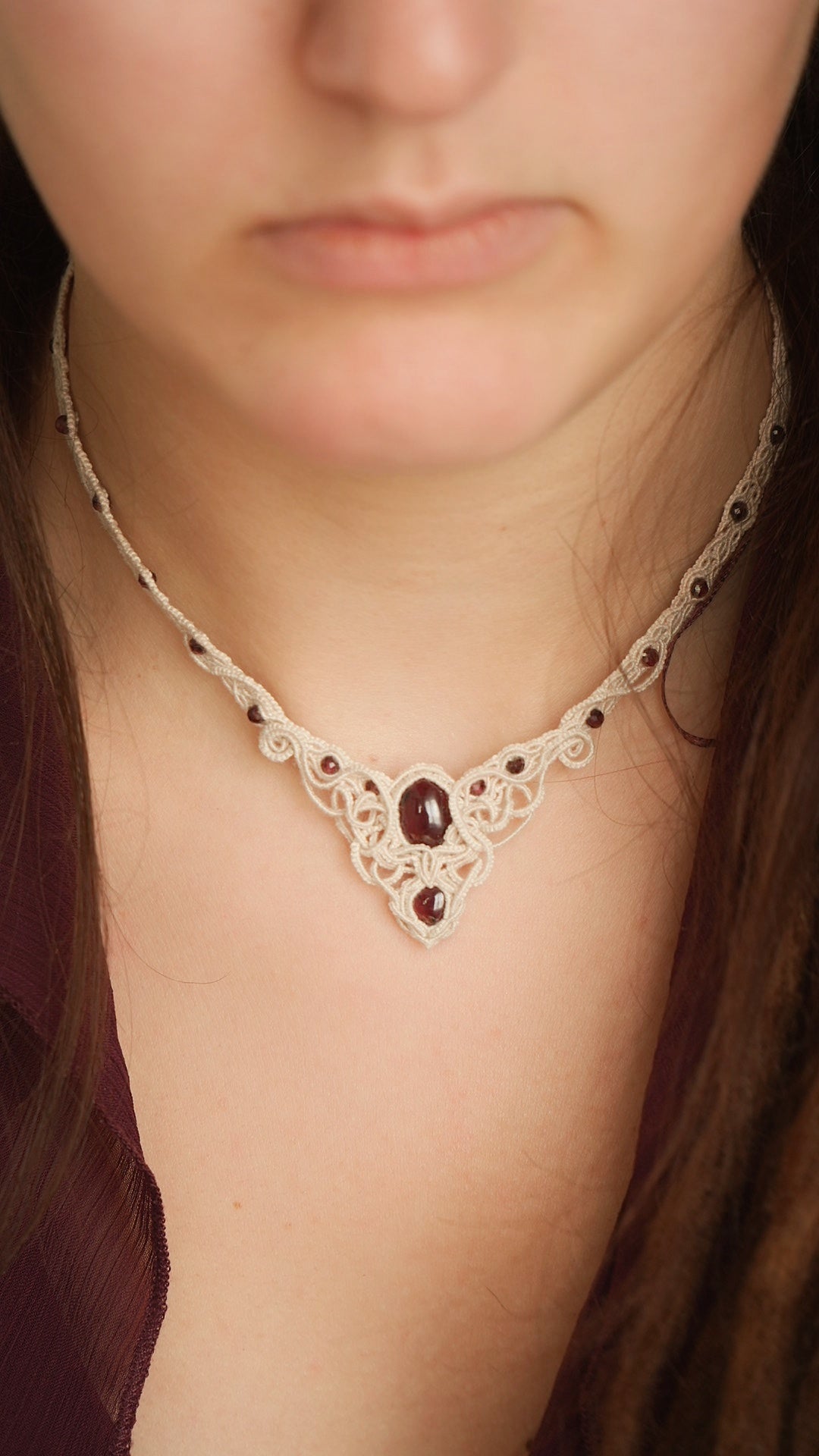 collier dentelle ancienne grenat rouge – Coton et Astrance, bijou elfique mariage fait main – Coton et Astrance