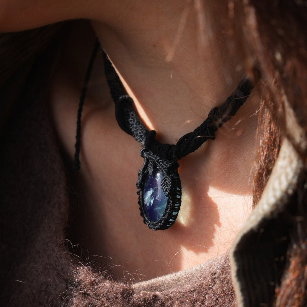 Collier torque gothique en micro macramé noir avec fluorite vert d’eau, coton et astrance